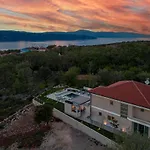 펜션 Awesome Home In Brzac Brzac