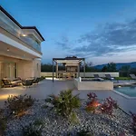 Awesome Home In Brzac 펜션 *