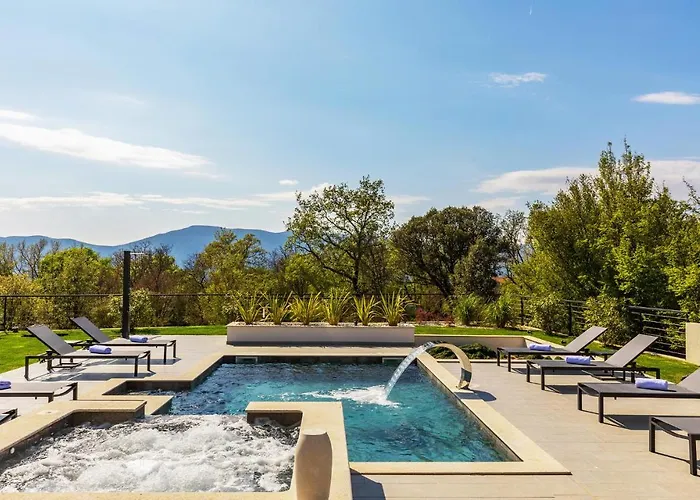 Stunning Home In Brzac Casa de Férias