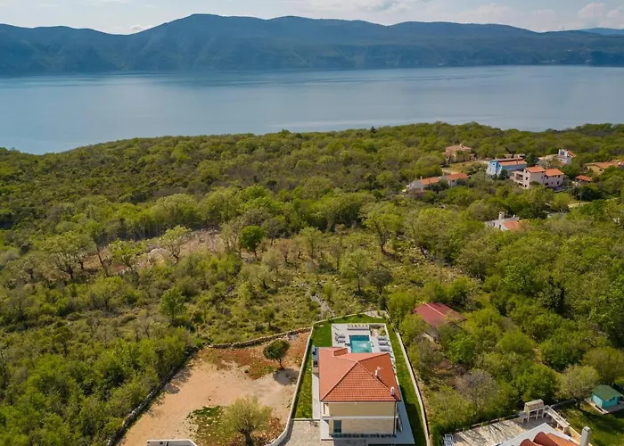 Stunning Home In Brzac Casa de Férias