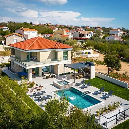 Awesome Home In Brzac Ferienhaus